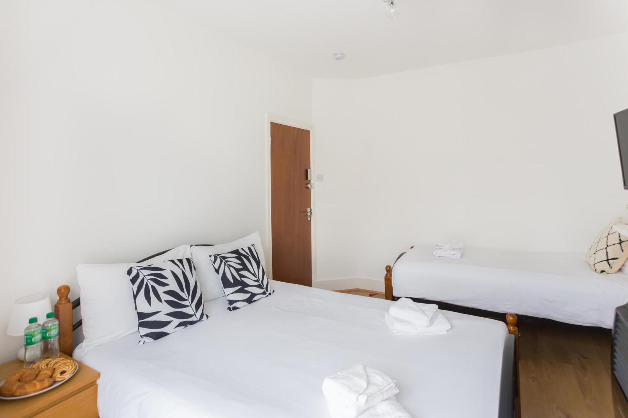 Wood Green Budget Rooms - Next To Mall & Metro Station - 10 Min To City Center London Exterior photo