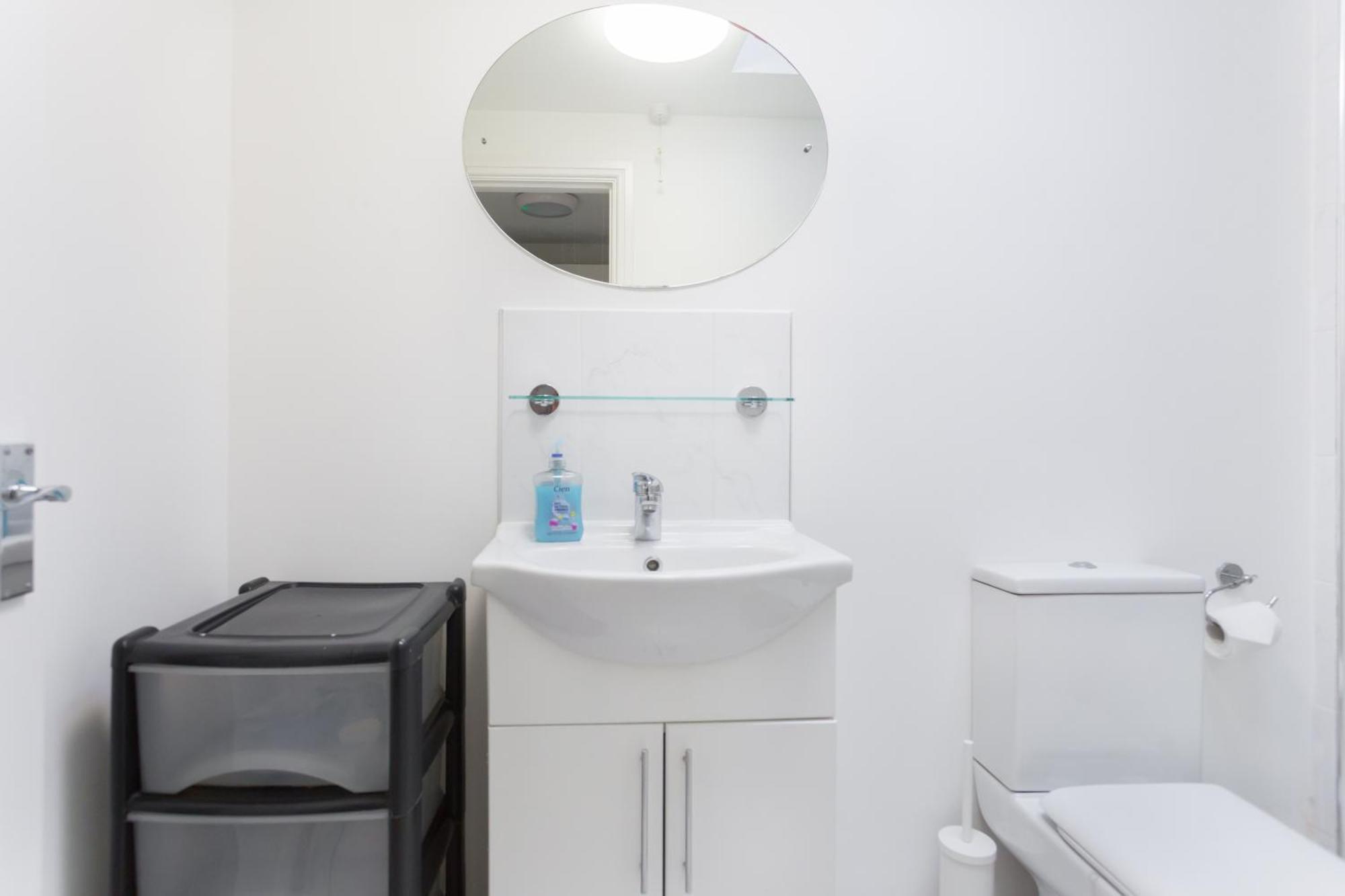 Wood Green Budget Rooms - Next To Mall & Metro Station - 10 Min To City Center London Exterior photo