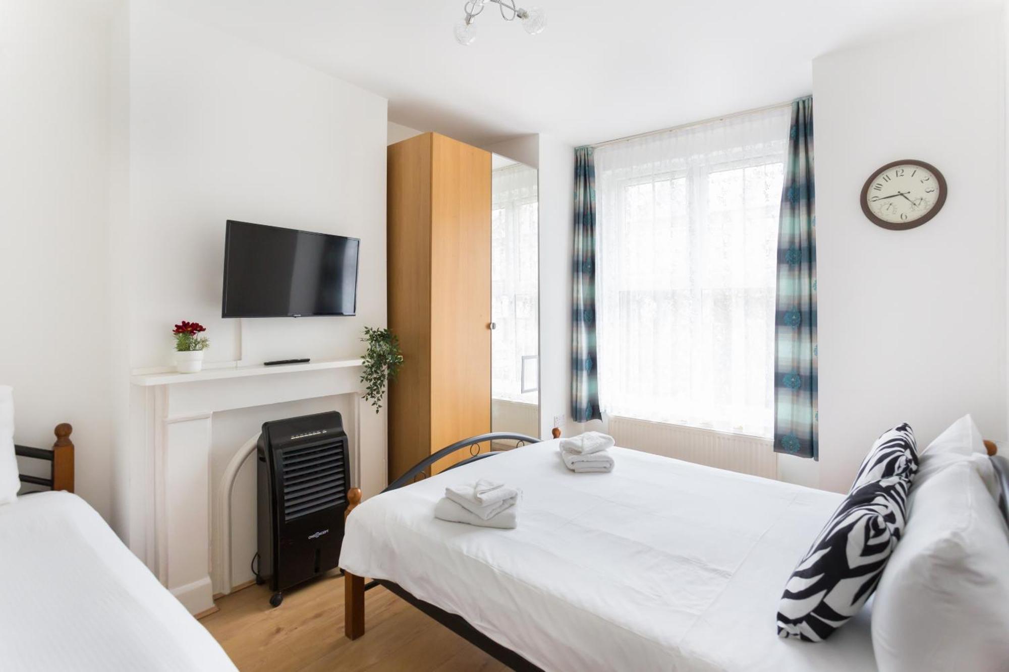Wood Green Budget Rooms - Next To Mall & Metro Station - 10 Min To City Center London Exterior photo