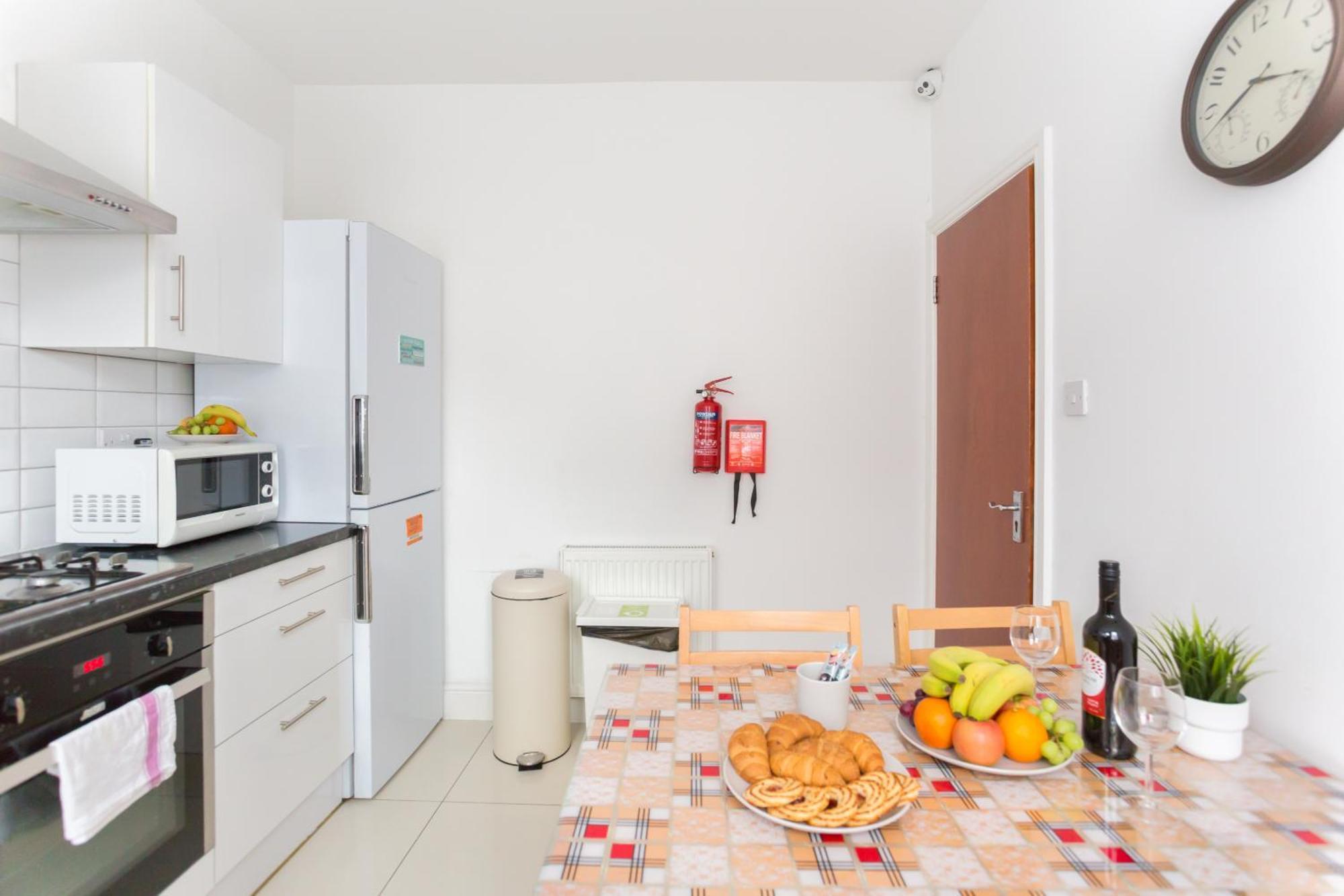 Wood Green Budget Rooms - Next To Mall & Metro Station - 10 Min To City Center London Exterior photo