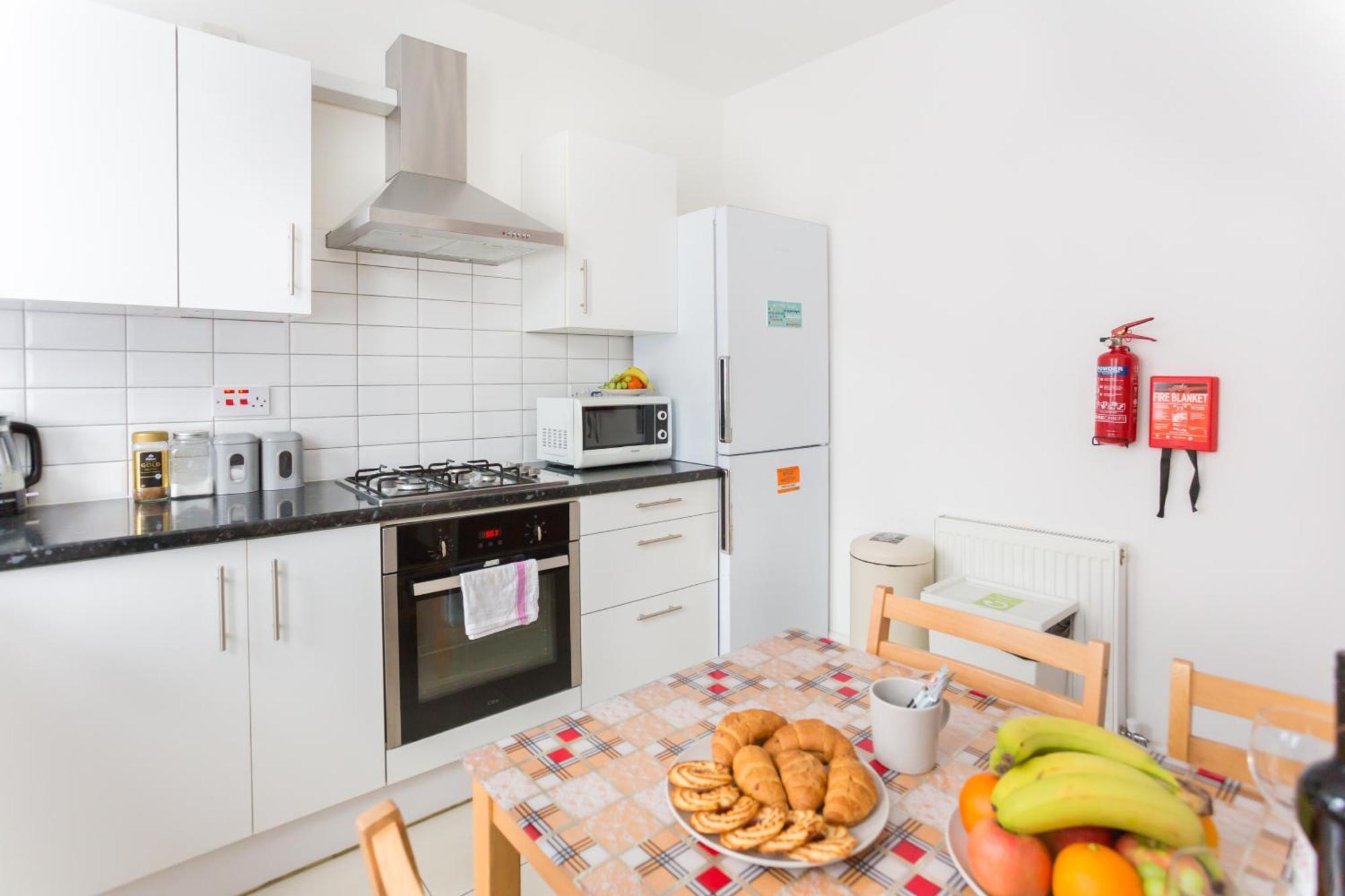 Wood Green Budget Rooms - Next To Mall & Metro Station - 10 Min To City Center London Exterior photo
