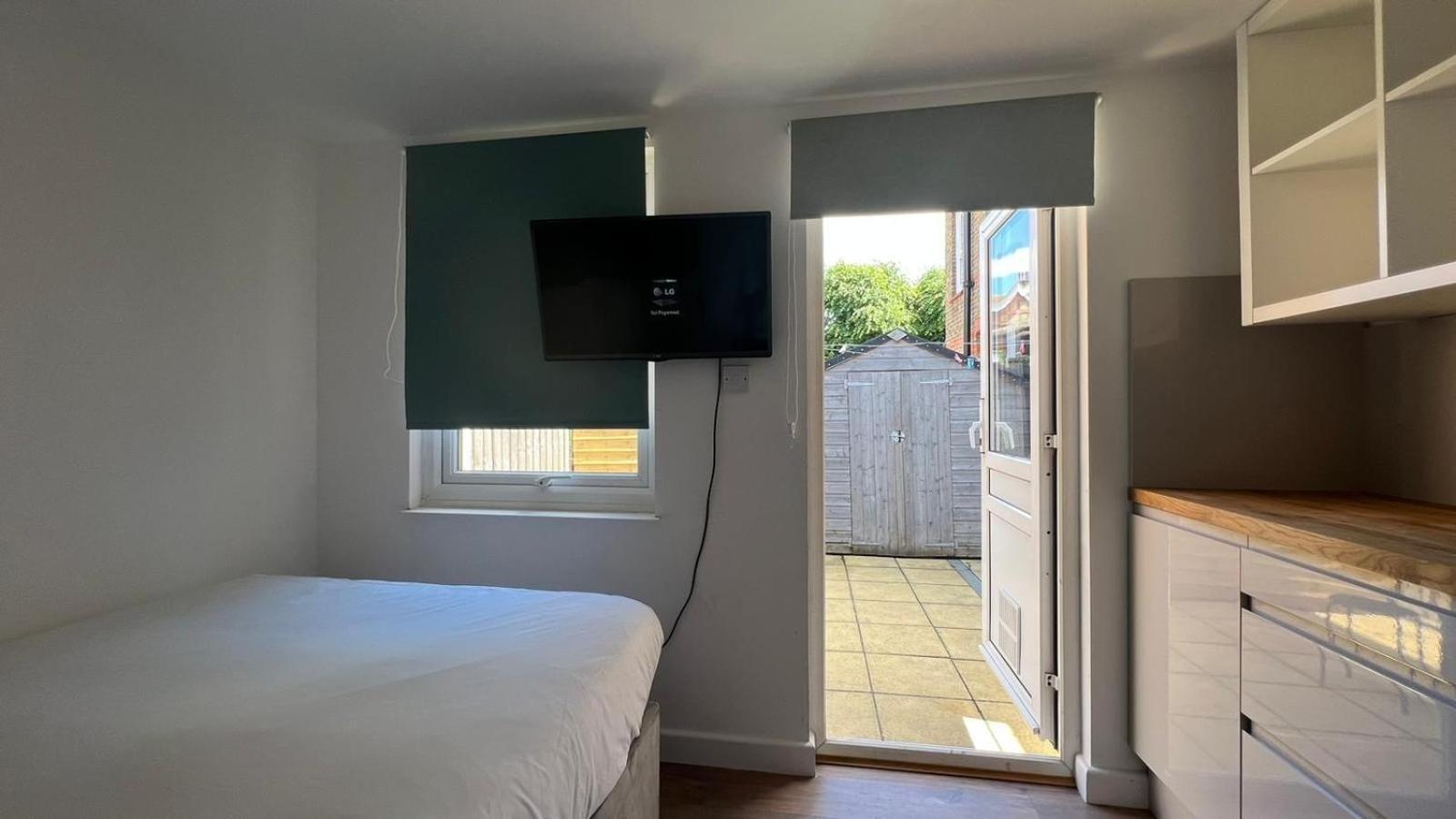 Wood Green Budget Rooms - Next To Mall & Metro Station - 10 Min To City Center London Exterior photo