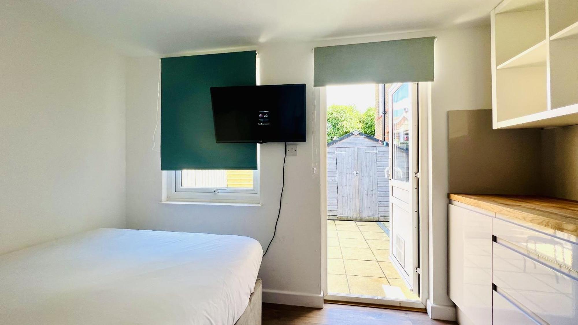 Wood Green Budget Rooms - Next To Mall & Metro Station - 10 Min To City Center London Exterior photo